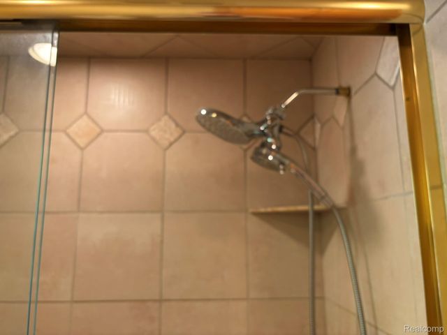 1918 Sherwood Glen, Bloomfield Hills, MI 48302