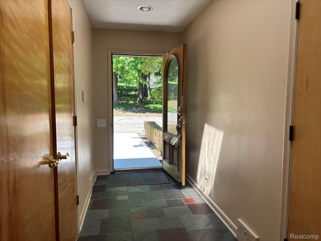 1918 Sherwood Glen, Bloomfield Hills, MI 48302