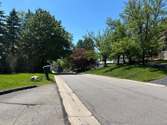 1918 Sherwood Glen, Bloomfield Hills, MI 48302