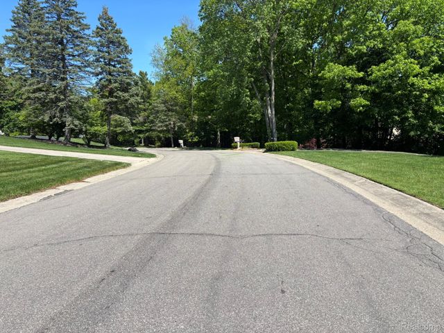 1918 Sherwood Glen, Bloomfield Hills, MI 48302