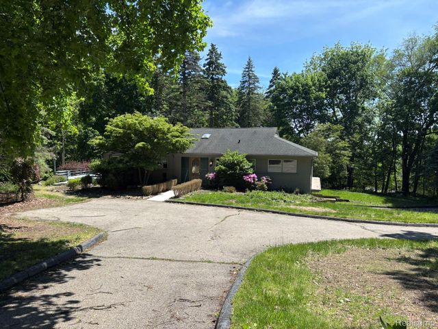1918 Sherwood Glen, Bloomfield Hills, MI 48302