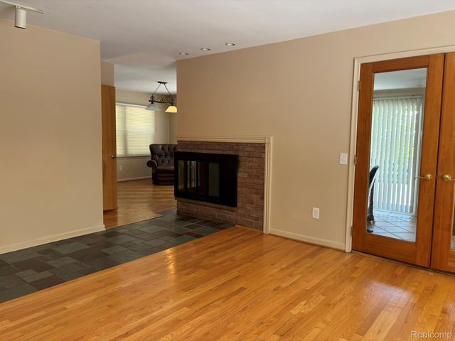 1918 Sherwood Glen, Bloomfield Hills, MI 48302