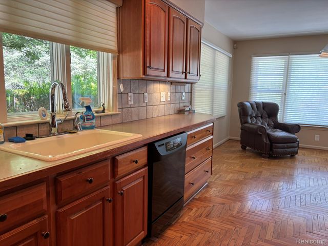 1918 Sherwood Glen, Bloomfield Hills, MI 48302