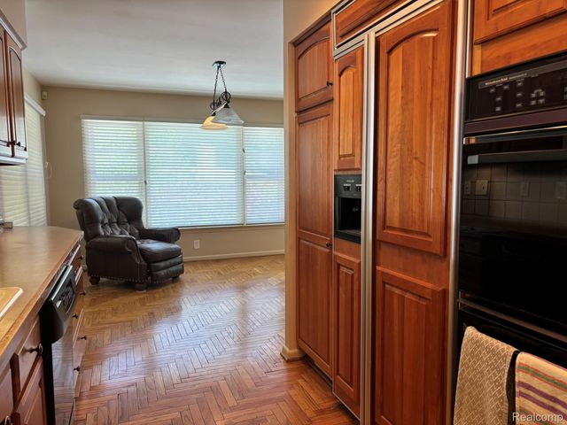 1918 Sherwood Glen, Bloomfield Hills, MI 48302