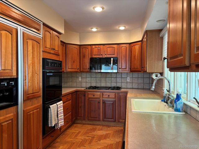 1918 Sherwood Glen, Bloomfield Hills, MI 48302