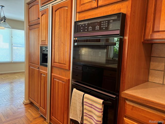 1918 Sherwood Glen, Bloomfield Hills, MI 48302