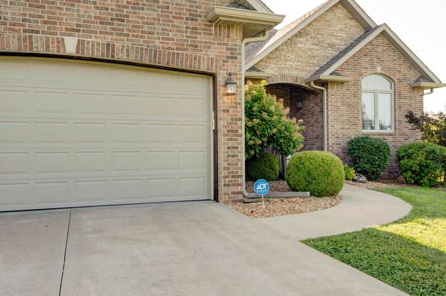 2452 N Arrow Lane, Springfield, MO 65802