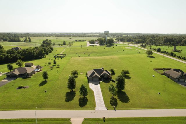2452 N Arrow Lane, Springfield, MO 65802