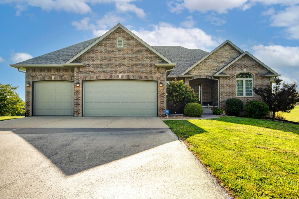 2452 N Arrow Lane, Springfield, MO 65802