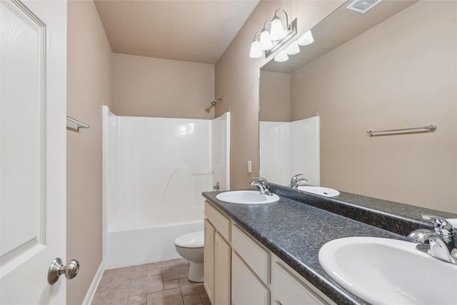 910 SE Brentwood Drive, Waukee, IA 50263