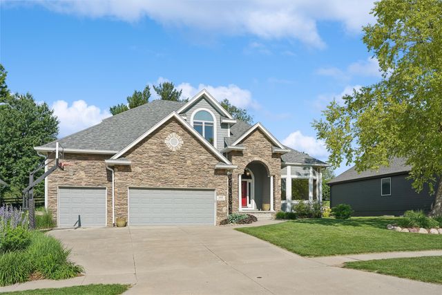 910 SE Brentwood Drive, Waukee, IA 50263