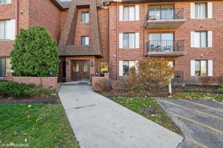 100 CLUBHOUSE Lane 301, Lake Zurich, IL 60047