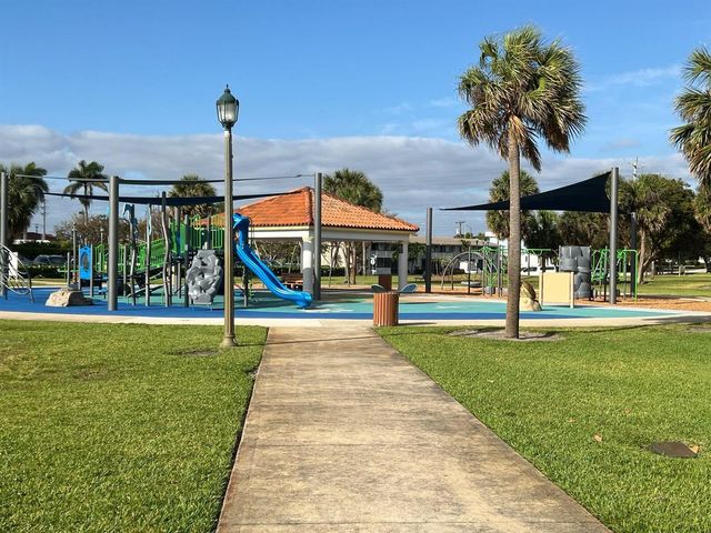 810 Lake Shore Drive 25, West Palm Beach, FL 33403