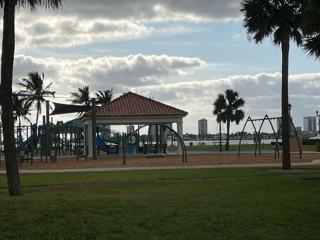 810 Lake Shore Drive 25, West Palm Beach, FL 33403
