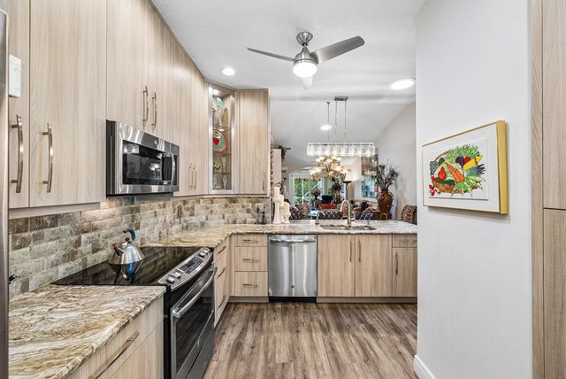 10644 Royal Caribbean Circle, Boynton Beach, FL 33437