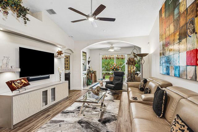 10644 Royal Caribbean Circle, Boynton Beach, FL 33437