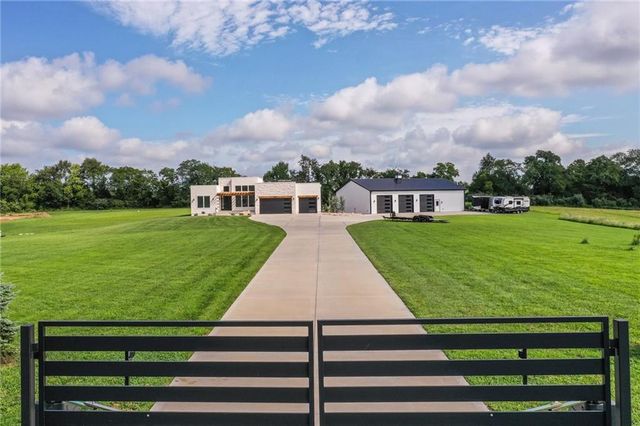 6320 NE 164th Street, Smithville, MO 64089