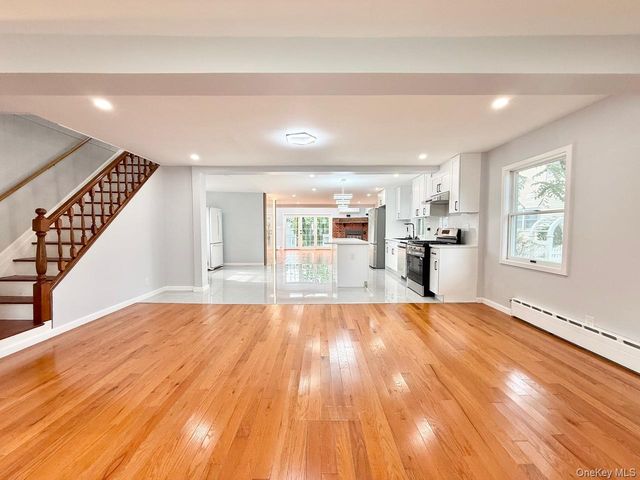 20 Baylis Place, Syosset, NY 11791