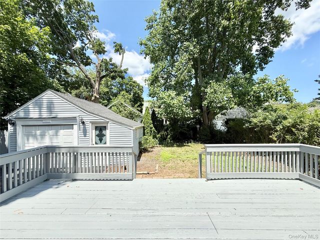 20 Baylis Place, Syosset, NY 11791