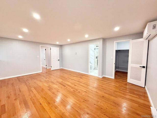 20 Baylis Place, Syosset, NY 11791