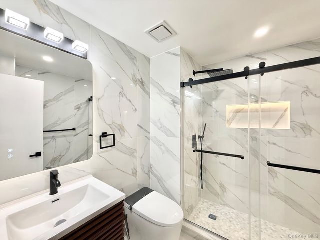20 Baylis Place, Syosset, NY 11791
