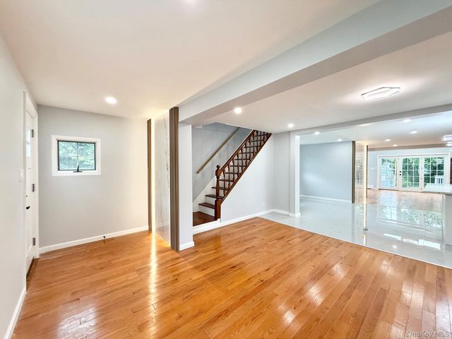 20 Baylis Place, Syosset, NY 11791