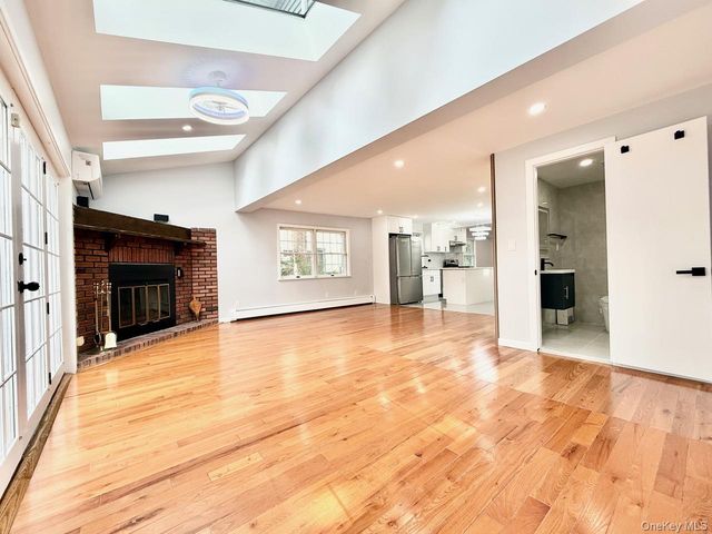 20 Baylis Place, Syosset, NY 11791