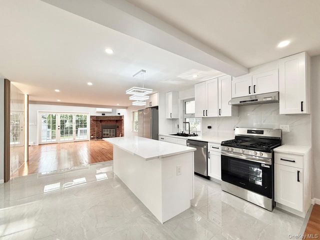 20 Baylis Place, Syosset, NY 11791