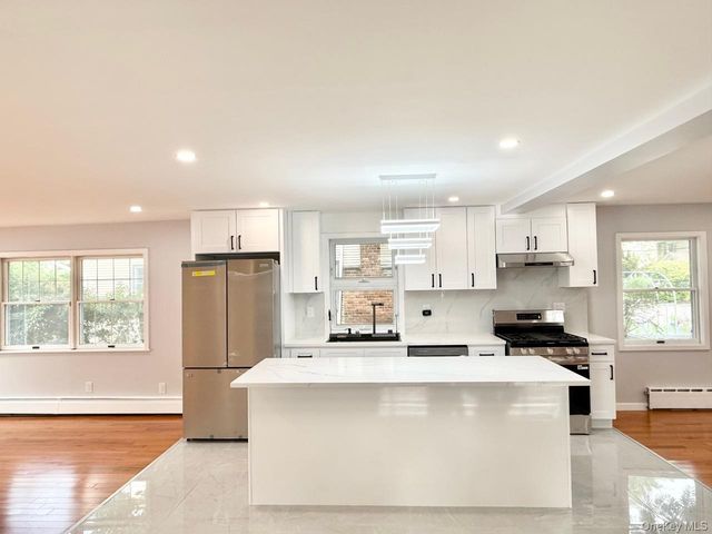 20 Baylis Place, Syosset, NY 11791