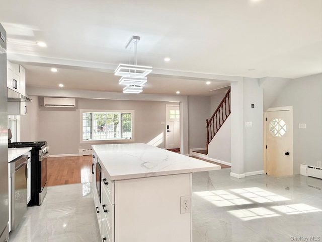 20 Baylis Place, Syosset, NY 11791