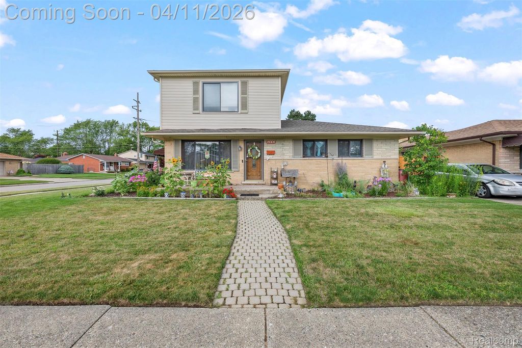21301 Violet Street, St. Clair Shores, MI 48082