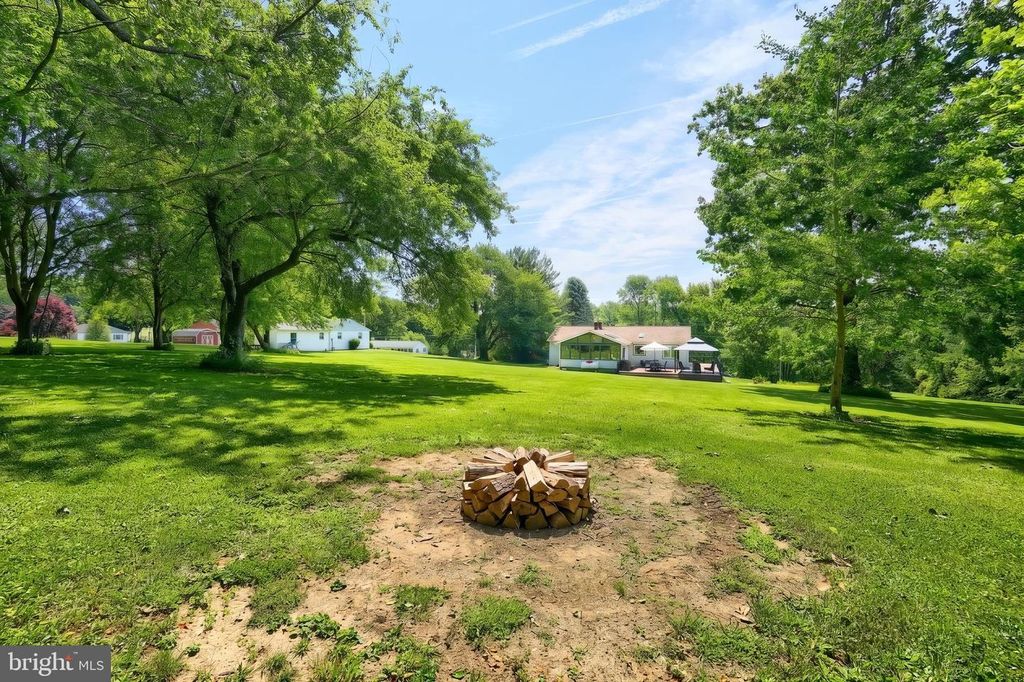 Image 13 of property listing at 5007 WOODS RD, Stewartstown, PA 17363