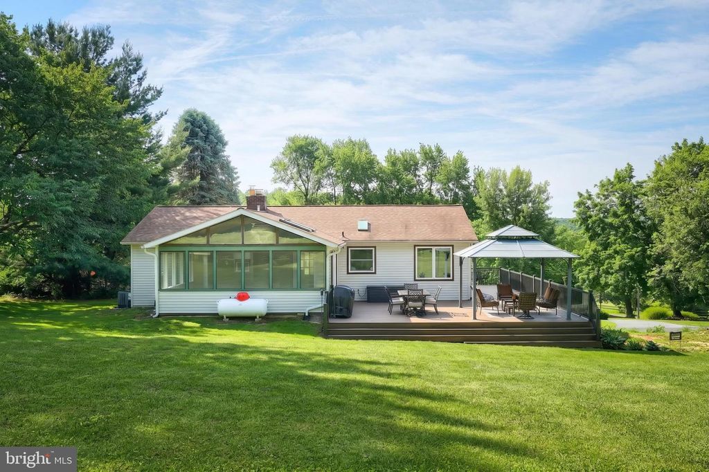 Image 14 of property listing at 5007 WOODS RD, Stewartstown, PA 17363