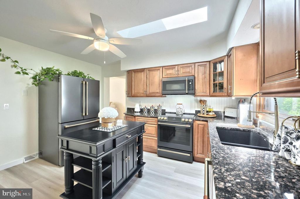 Image 25 of property listing at 5007 WOODS RD, Stewartstown, PA 17363