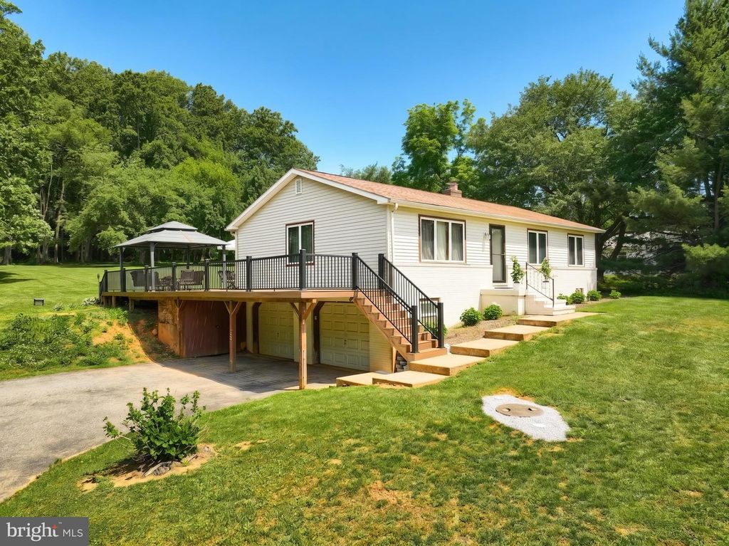 Image 3 of property listing at 5007 WOODS RD, Stewartstown, PA 17363