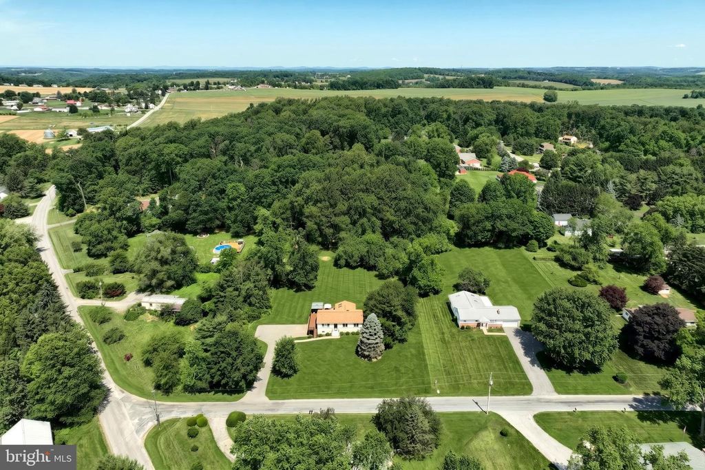 Image 4 of property listing at 5007 WOODS RD, Stewartstown, PA 17363