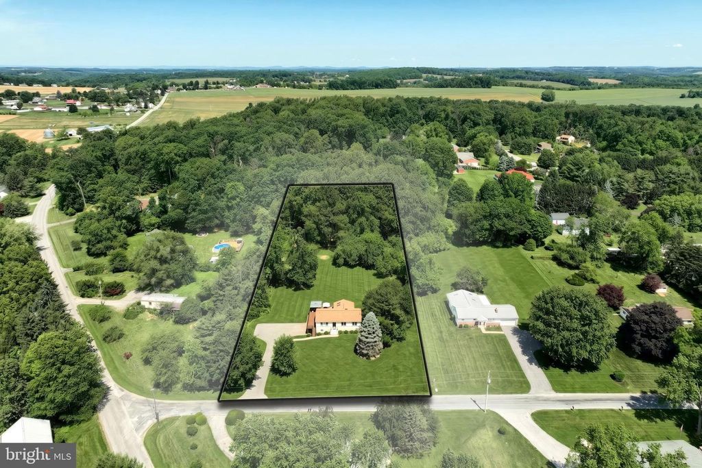 Image 5 of property listing at 5007 WOODS RD, Stewartstown, PA 17363