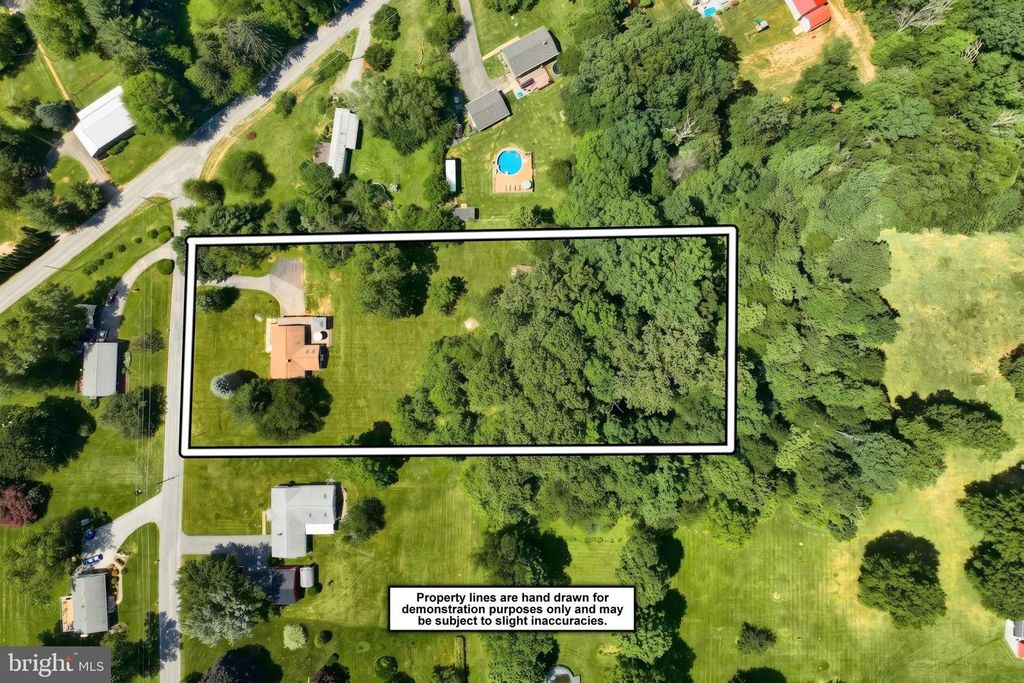 Image 6 of property listing at 5007 WOODS RD, Stewartstown, PA 17363