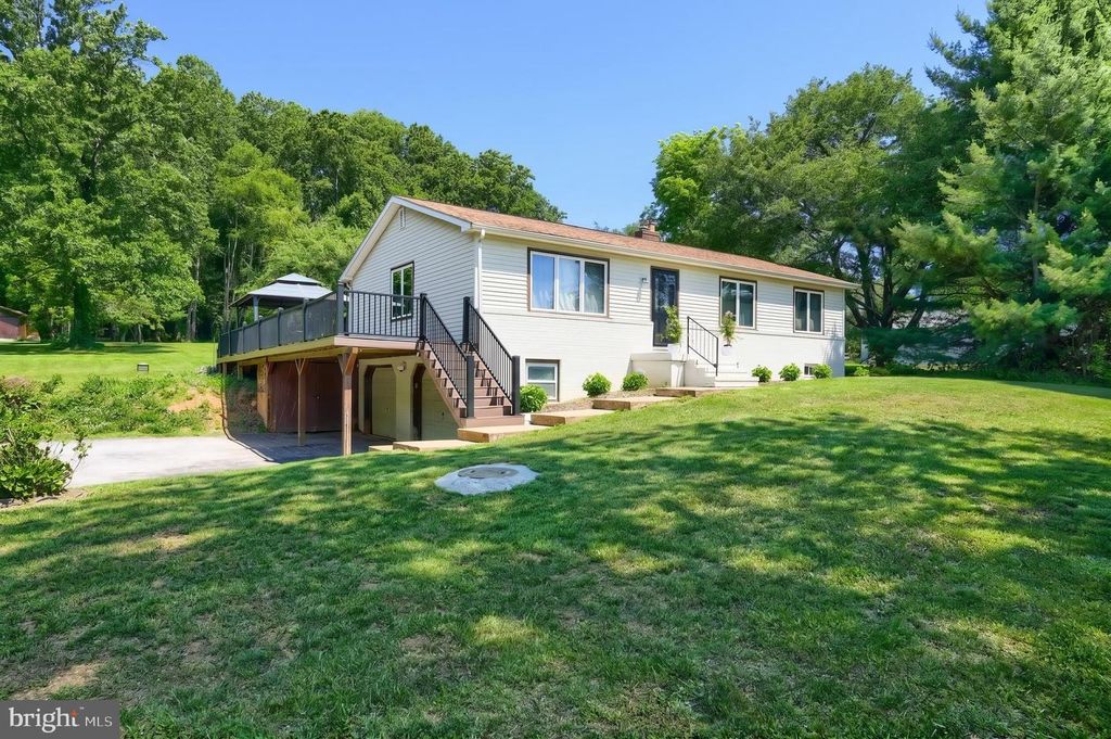 Image 8 of property listing at 5007 WOODS RD, Stewartstown, PA 17363