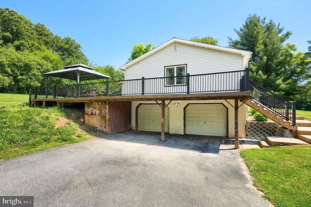 Image 9 of property listing at 5007 WOODS RD, Stewartstown, PA 17363