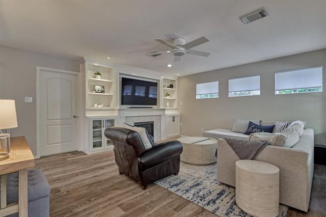 15 S Greywing Place, The Woodlands, TX 77382