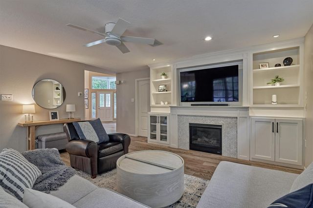 15 S Greywing Place, The Woodlands, TX 77382