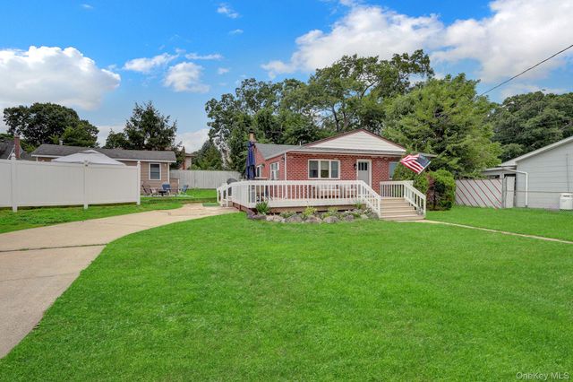 629 East Drive, Lindenhurst, NY 11757