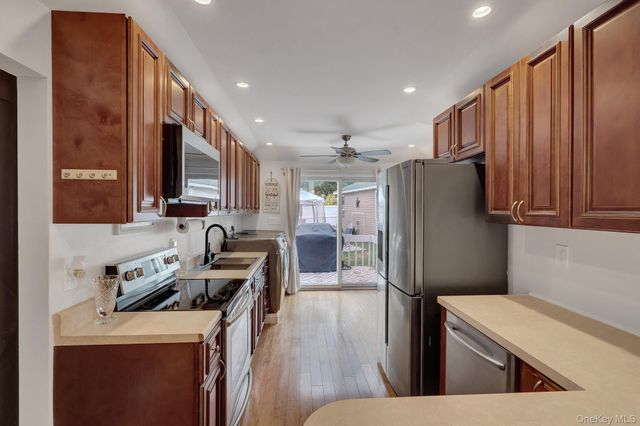 629 East Drive, Lindenhurst, NY 11757