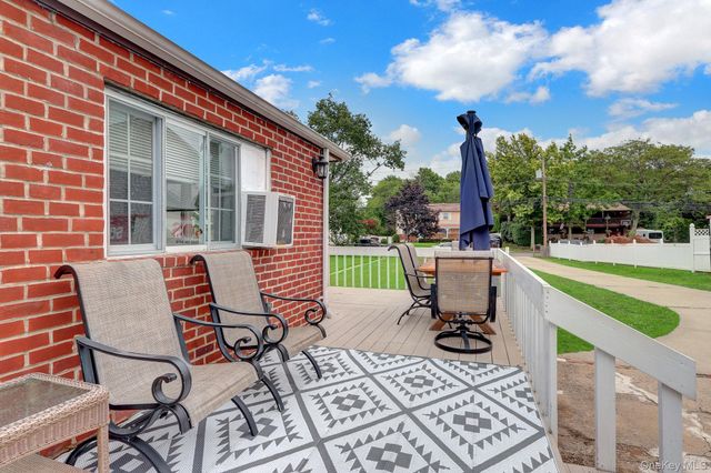 629 East Drive, Lindenhurst, NY 11757
