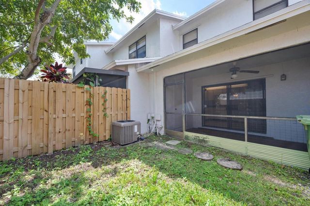 621 NW 105th Way, Pembroke Pines, FL 33026
