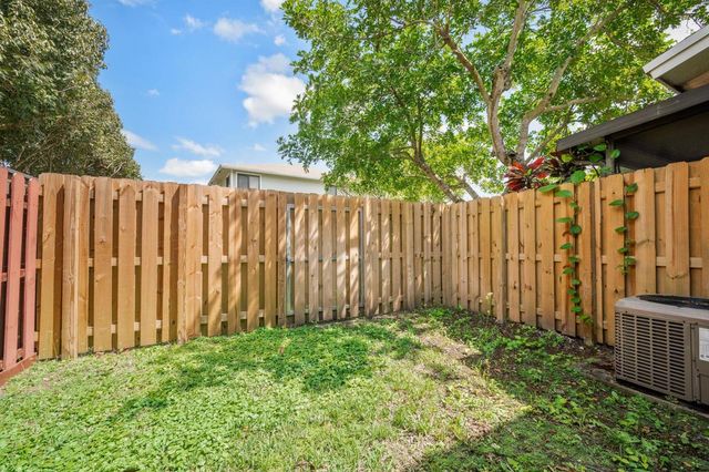 621 NW 105th Way, Pembroke Pines, FL 33026