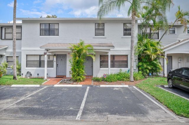 621 NW 105th Way, Pembroke Pines, FL 33026