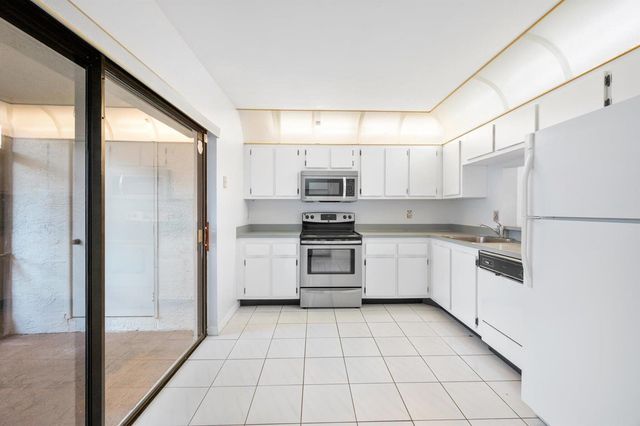 621 NW 105th Way, Pembroke Pines, FL 33026
