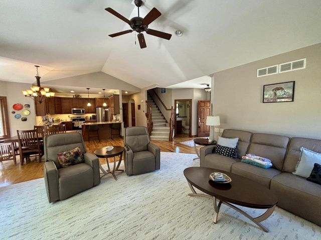 1423 Hidden Waters CIRCLE, West Bend, WI 53095
